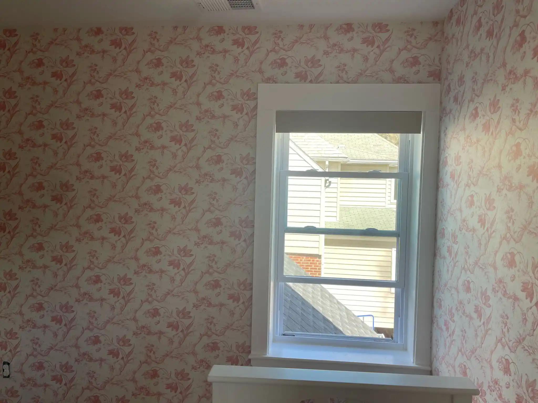 Wallpaper installation FAQ - professional installer at work